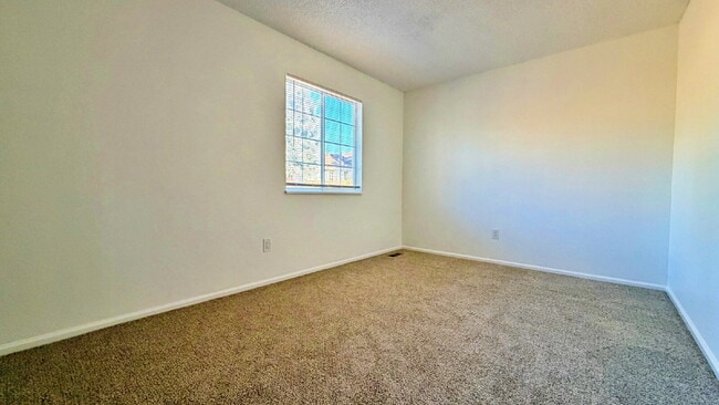 Building Photo - Fantastic 4 Bed 3 Bath 2 Car Garage Home in Aurora Highlands! NEW Carpet! NEW Paint! NEW Bathroom...