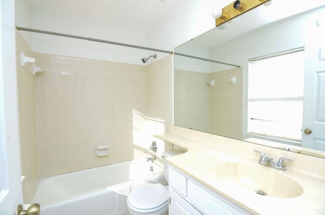 Building Photo - 931 Brentwood Pointe