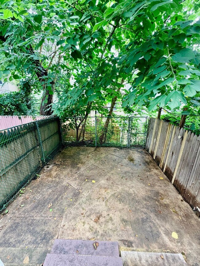 Building Photo - Available Now - Pet-Friendly 3-Bedroom Home in West Parkside
