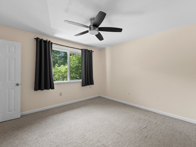 Building Photo - Spacious Reston Townhome in a Prime Centra...