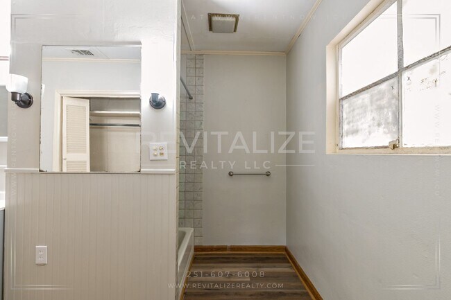 Building Photo - 3230 Greenleaf Ct