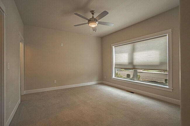 Building Photo - 3 Bedroom townhouse with stunning Ashland views! | Available Now