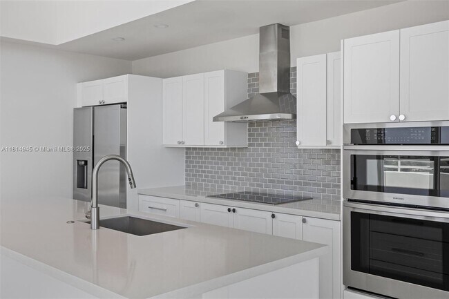 Building Photo - 555 NE 34th St