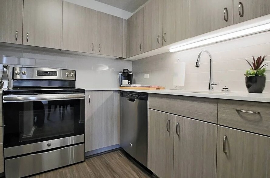 Building Photo - 1184 N Dearborn St