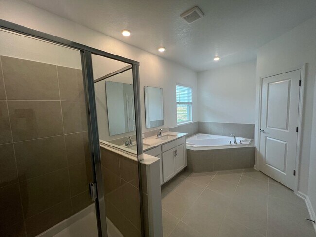 Building Photo - 3009 Namaste Dr