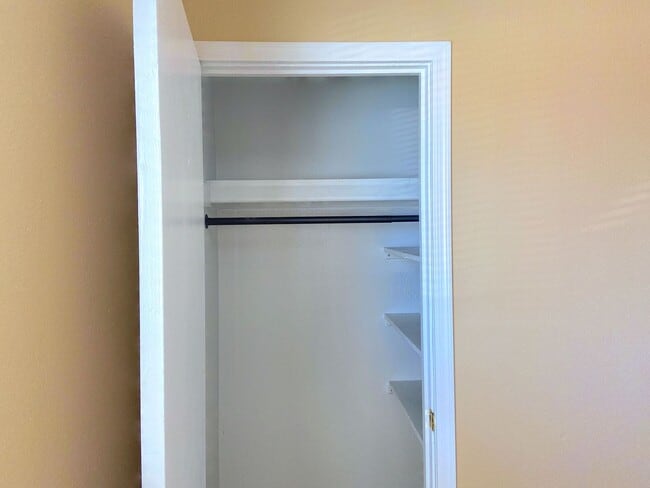 Building Photo - LARGE 4BR/2BA HOUSE FOR RENT