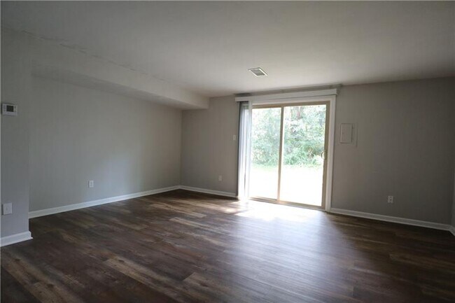 Building Photo - 604 Carriage Hill Dr