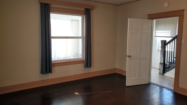 Building Photo - 3 bd, 1 ba house just north of downtown, w...