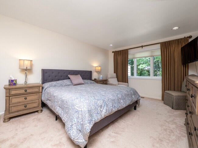 Building Photo - 12 Boulevard Dr