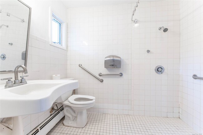 Building Photo - 747 Iris Pl