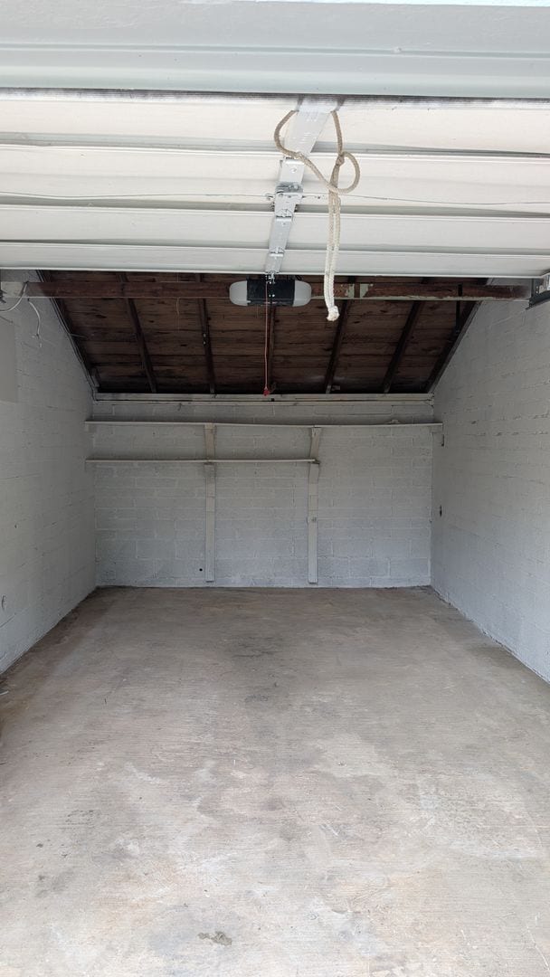 Building Photo - Newly Renovated -- Walking Distance to the...