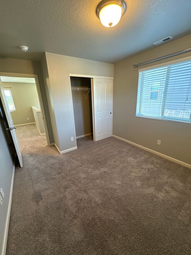 Building Photo - Beautiful 3 bedroom with bonus loft area i...