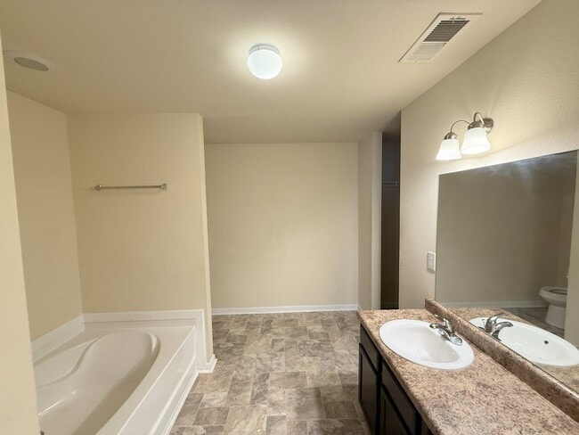 Building Photo - 182 Forestbrook Dr
