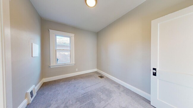 Building Photo - 3915 Hyde Ave