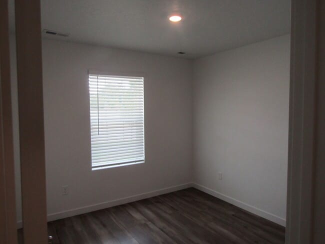 Building Photo - 329 Persian Ave