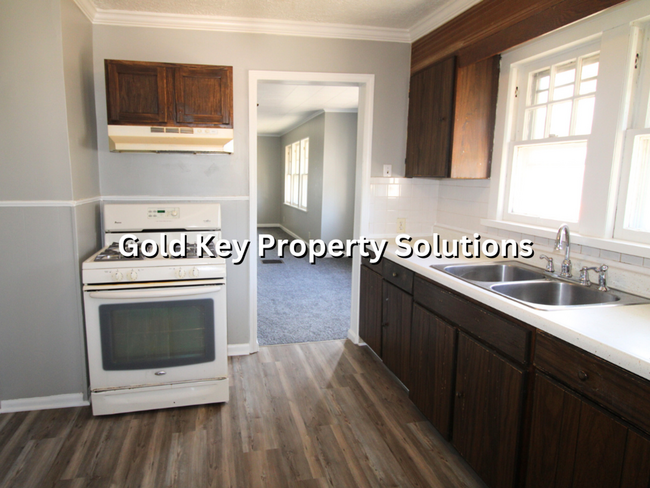 Building Photo - Beautifully Updated 2 BR 1 BA House with B...