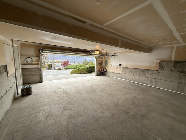 Building Photo - 165 Coral St