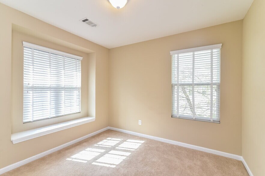 Building Photo - 3625 Roseman Landing