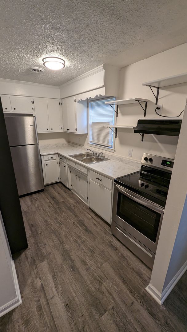 Building Photo - Beautiful Remolded Home minutes from Downt...