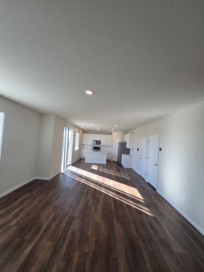 Building Photo - Like new 3 bedroom 2.5 bath with loft