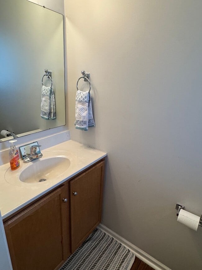 Building Photo - Beautiful Three Bedroom Townhouse