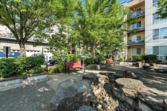 Building Photo - Versatile Townhome: Perfect for Live/Work ...