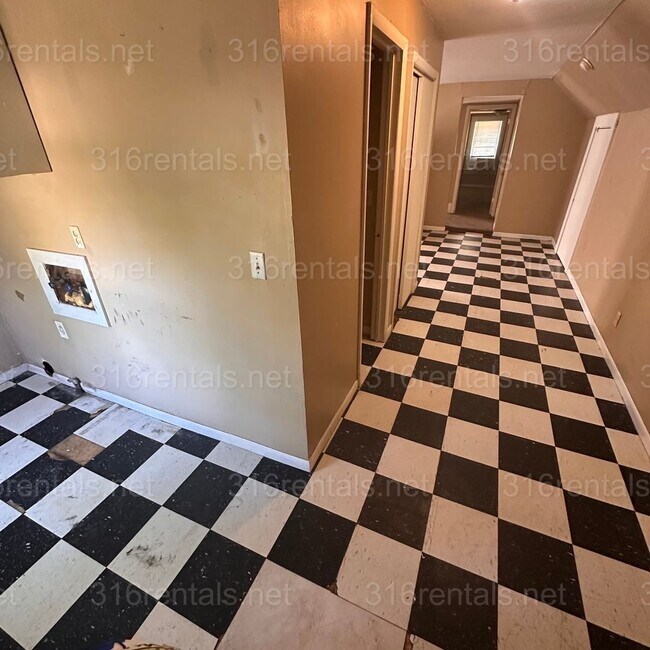 Building Photo - $695 - 1 bed 1 bath - Multi Family Home