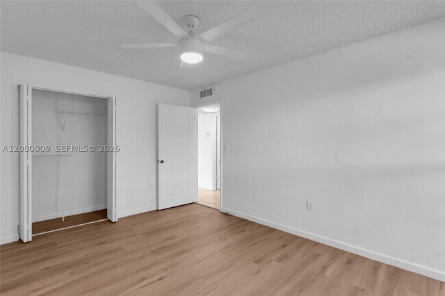 Building Photo - 7100 Fairway Dr