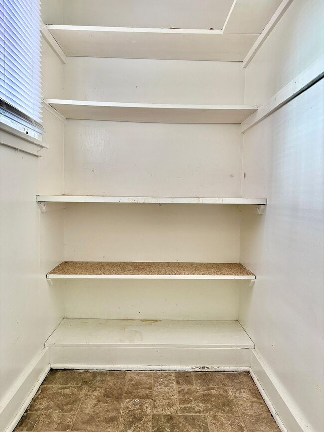 Building Photo - 1815 Kemble Ave