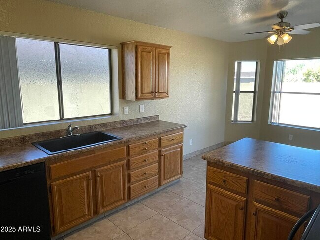 Building Photo - 6502 W Paradise Ln