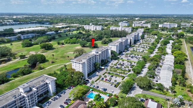 Building Photo - 3050 N Palm Aire Dr