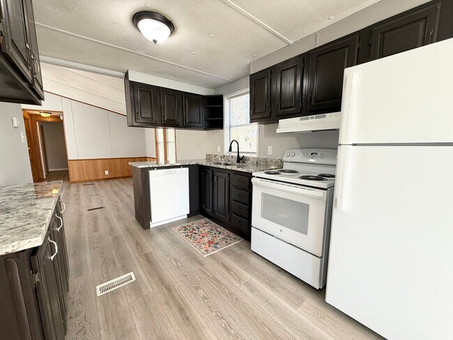 Building Photo - 914 Davenport Rd