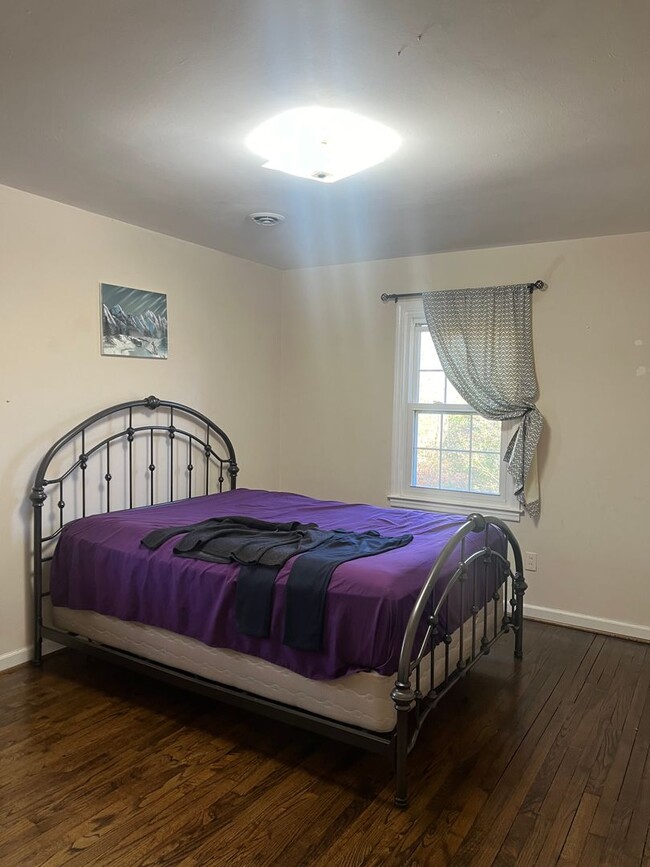 Building Photo - 4 Bedroom with fenced in yard!