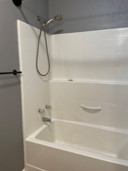 Building Photo - 699-495 Circle Ct