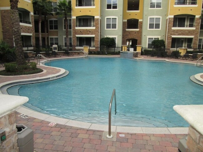 Building Photo - Cute 2 bedroom / 2 bath unit in beautiful ...