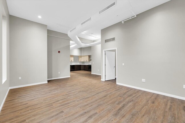 Building Photo - SUMMER SUBLEASE~ 1 BED / 1 BATH APARTMENT ...
