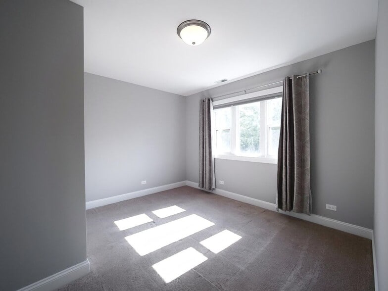 Building Photo - 6812 N Wolcott Ave