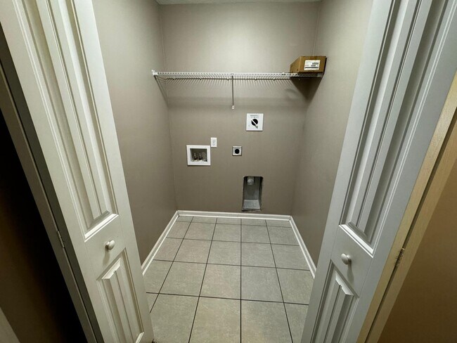 Building Photo - Highly Desirable Richmond Hill Townhome with 3 Bedroooms