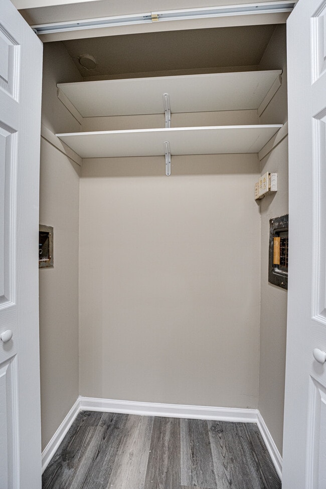 Building Photo - 5522 E Lake Dr