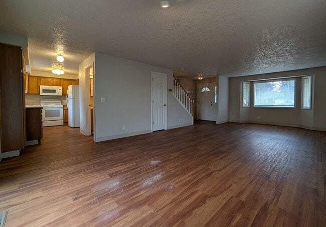 Building Photo - 3-Bedroom, 2.5-Bath Home Close To River Road In Eugene!