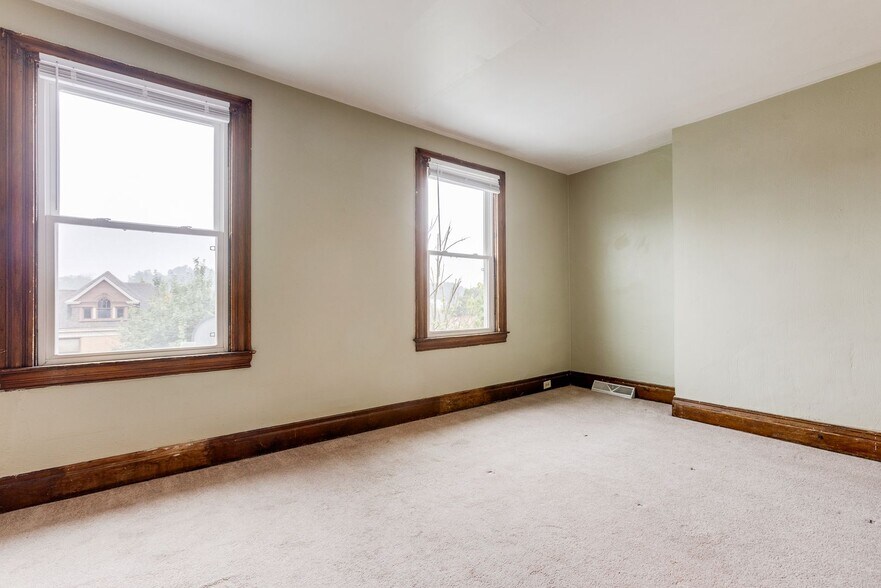 Building Photo - 405 Edgemont St