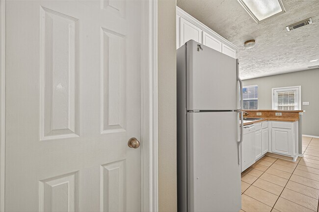 Building Photo - 110 N Burberry Park Cir