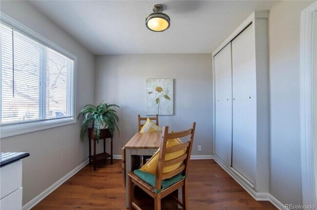 Building Photo - Nicely Remodeled 2 bedroom Bungalow.