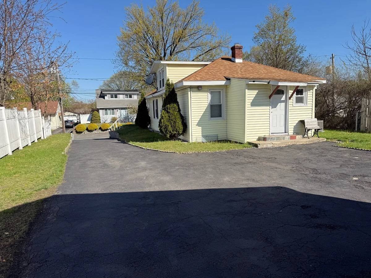 Building Photo - 308 E 8th St