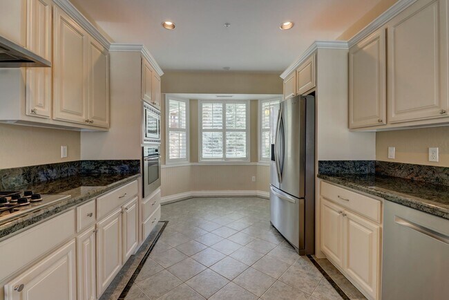 Building Photo - Incredible Home with Lake Views!