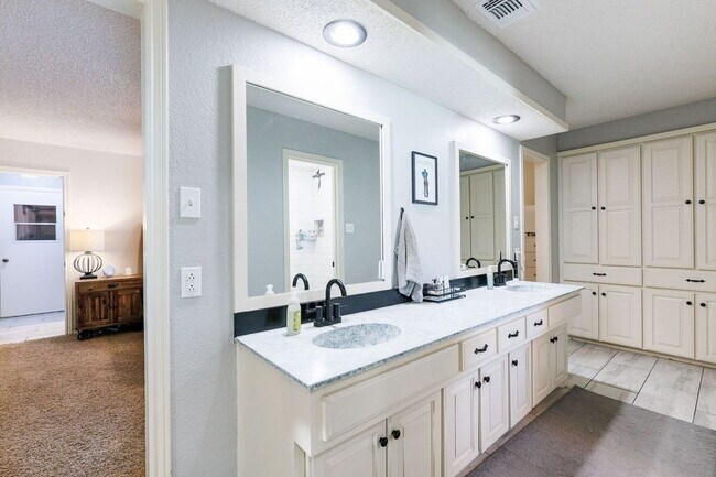 Building Photo - Discover Your Oasis: Spacious 3-Bed Lubboc...