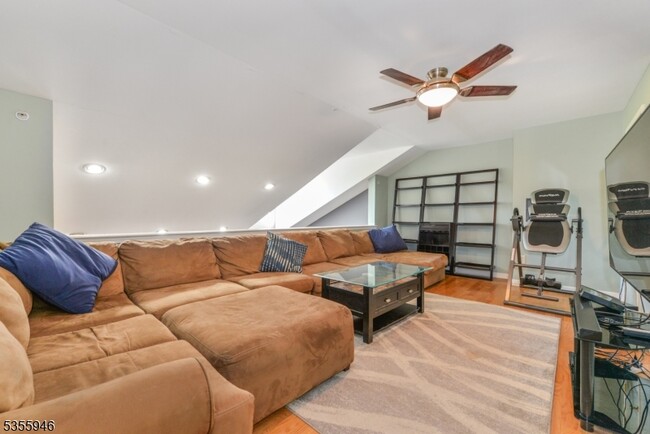 Building Photo - 129 Rock Creek Dr