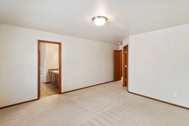 Building Photo - 3 Bed 2 Bath - Excellent Condition - NAS W...