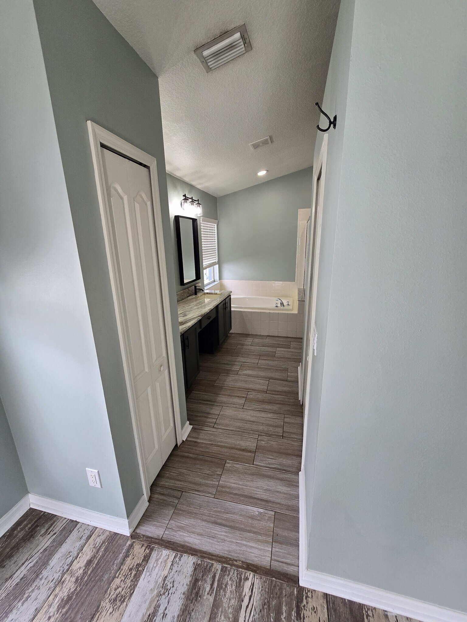 Building Photo - 1124 Lumsden Pointe Blvd