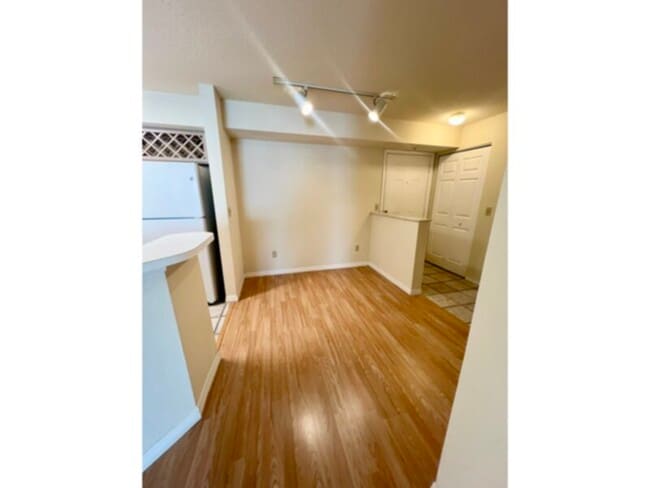 Building Photo - 1 bedroom 1 bath condo with bonus room in ...